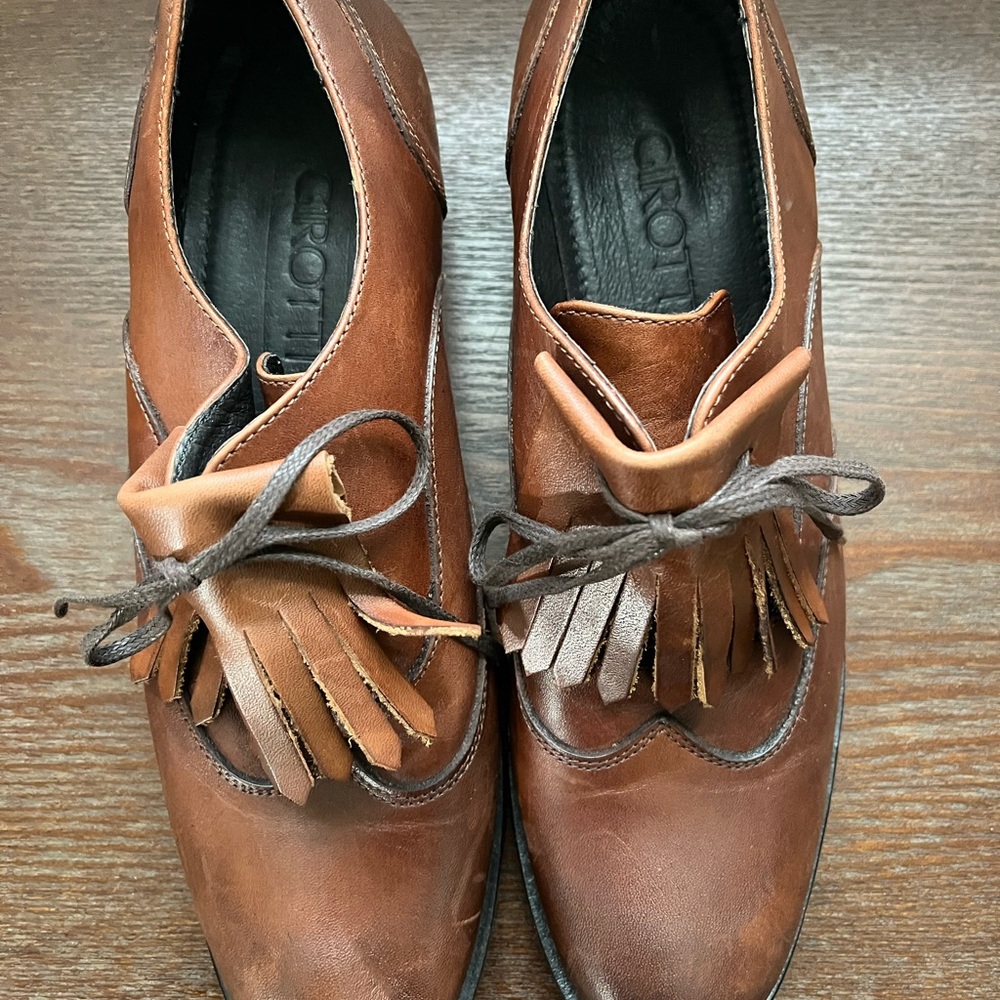 Women’s leather fringe Girotti Oxford shoes
